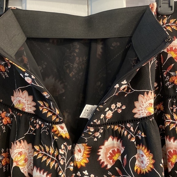 1 STATE floral skirt. Black background with tan gold and orange. Back zip 4
C - Picture 4 of 8